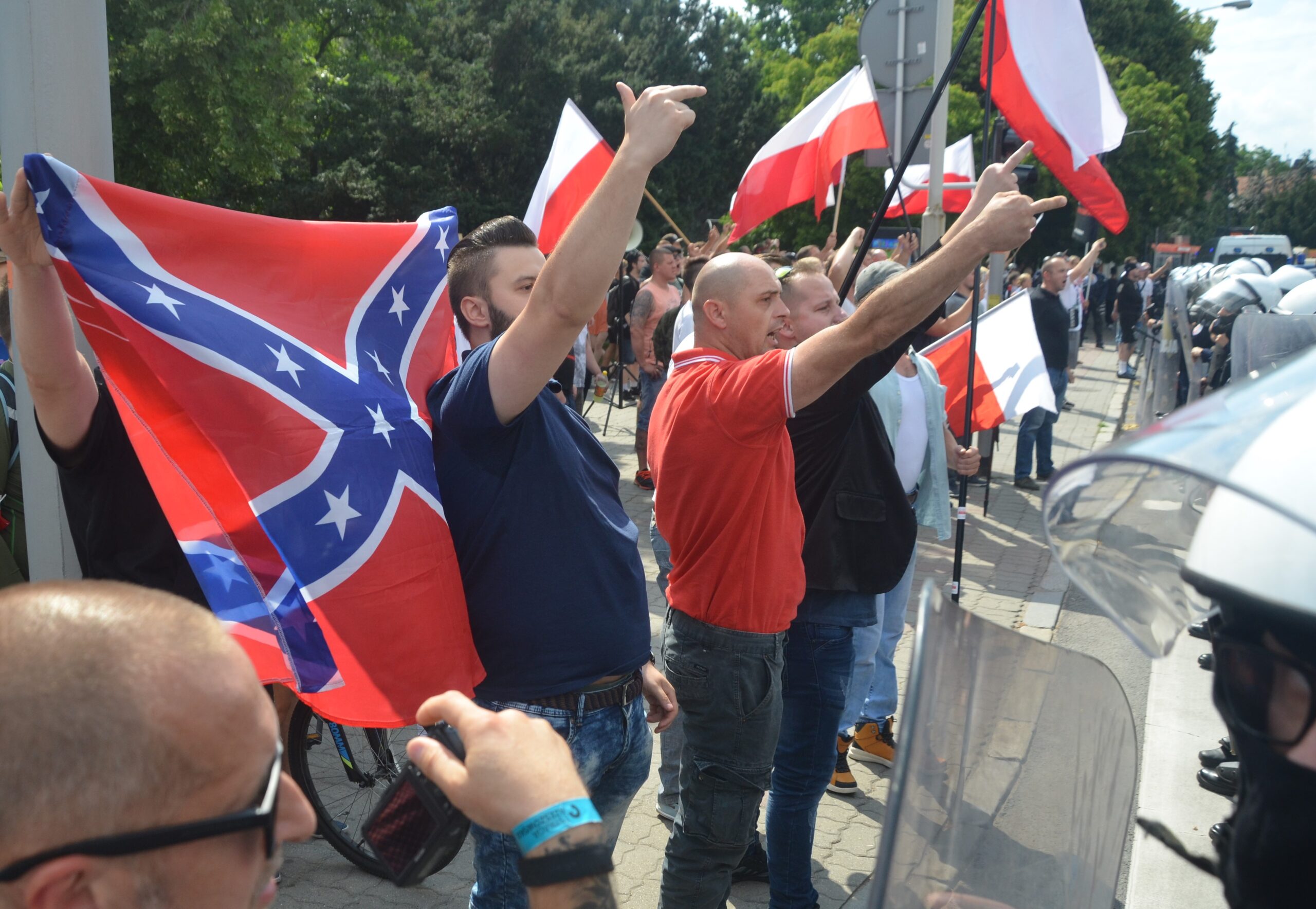 02019_1209_(2)_Nationalist_attack_on_an_LGBT_equality_march_in_Rzeszów Neo-nazis